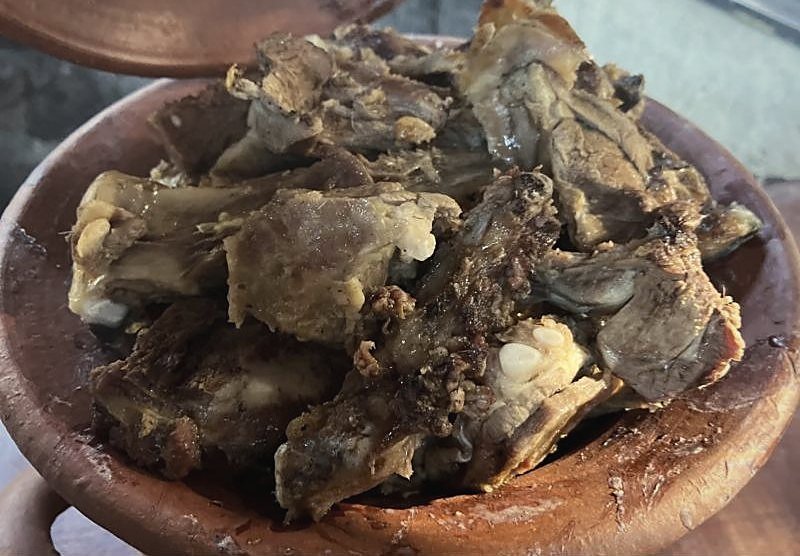 Asado de chivo servido en greda
