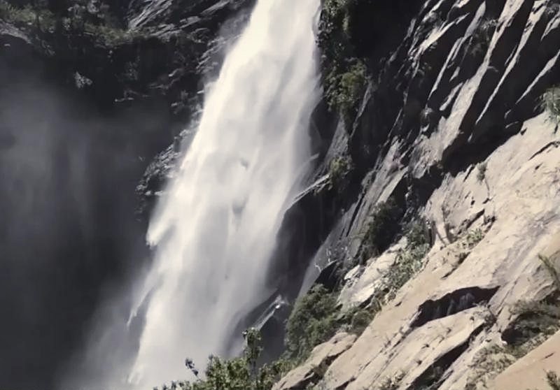 Cascada cayendo entre paredes de roca