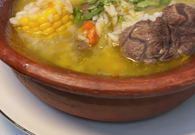 Cazuela de vacuno servida en greda