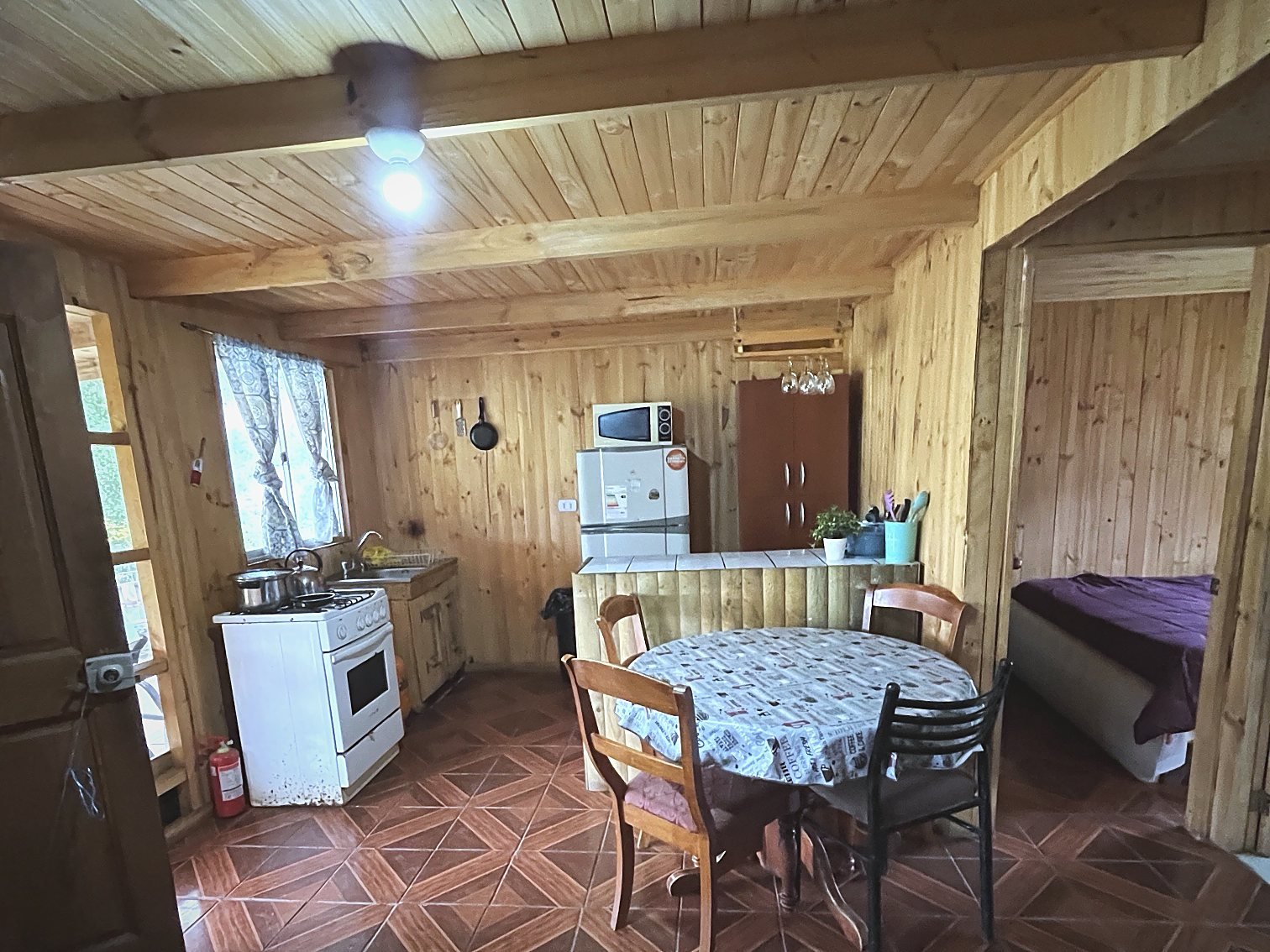 Cocina equipada y comedor de la cabaña Araucaria