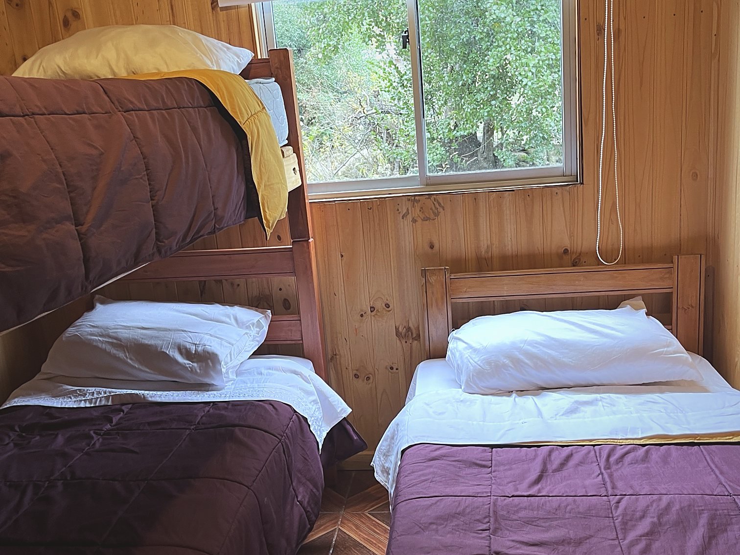 Dormitorio de niños con camarote y cama de 1 plaza