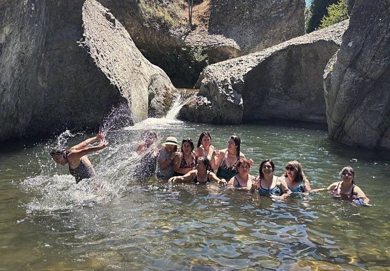 Personas bañándose en un pozón natural