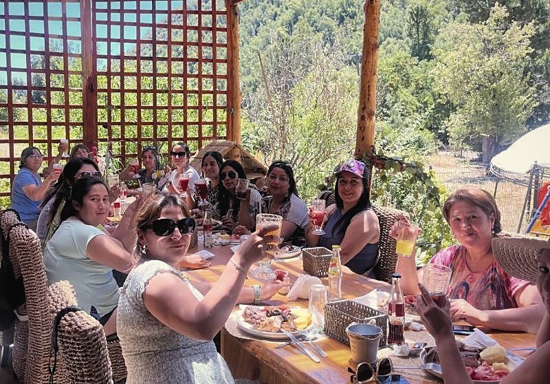 Grupo brindando en una mesa larga del restaurante