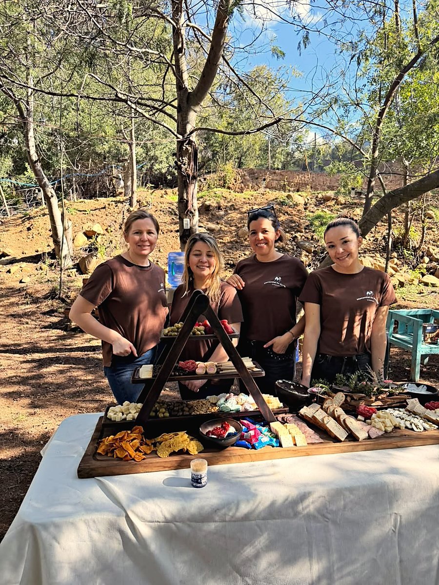 Las cuatro hermanas del Manantial del Arriero junto a la mesa de picoteo