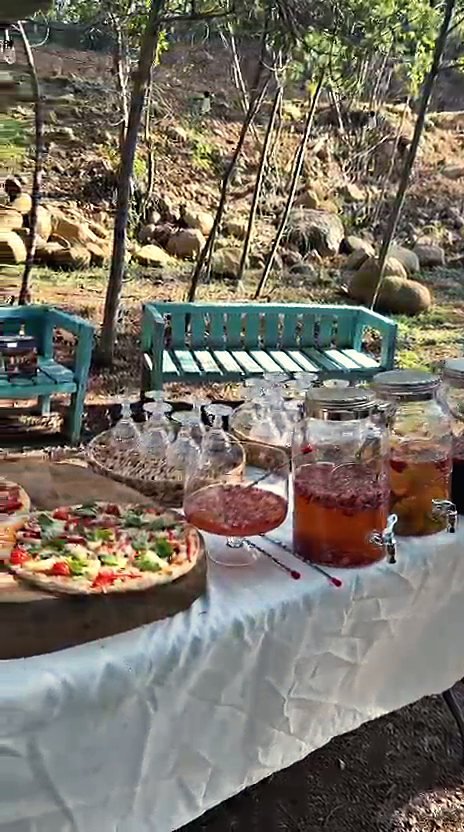Mesa del tardeo con pizzas y jarras de sangría
