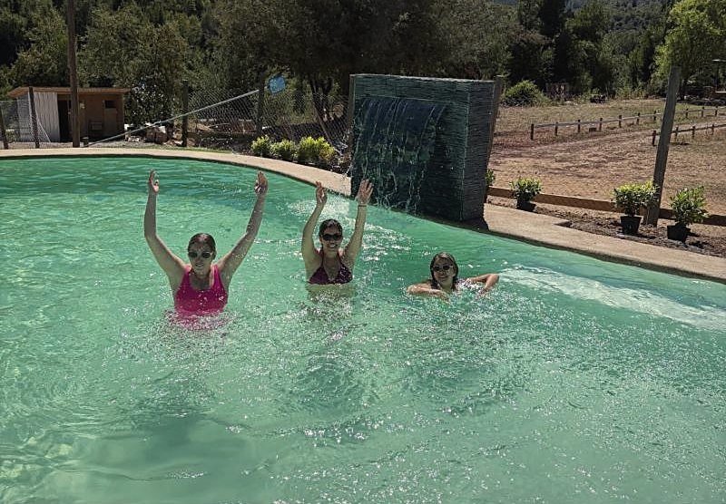 Niñas jugando en la piscina