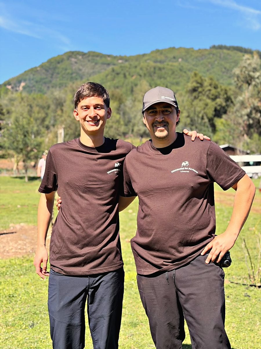Parte del equipo del Manantial del Arriero con la cordillera de fondo