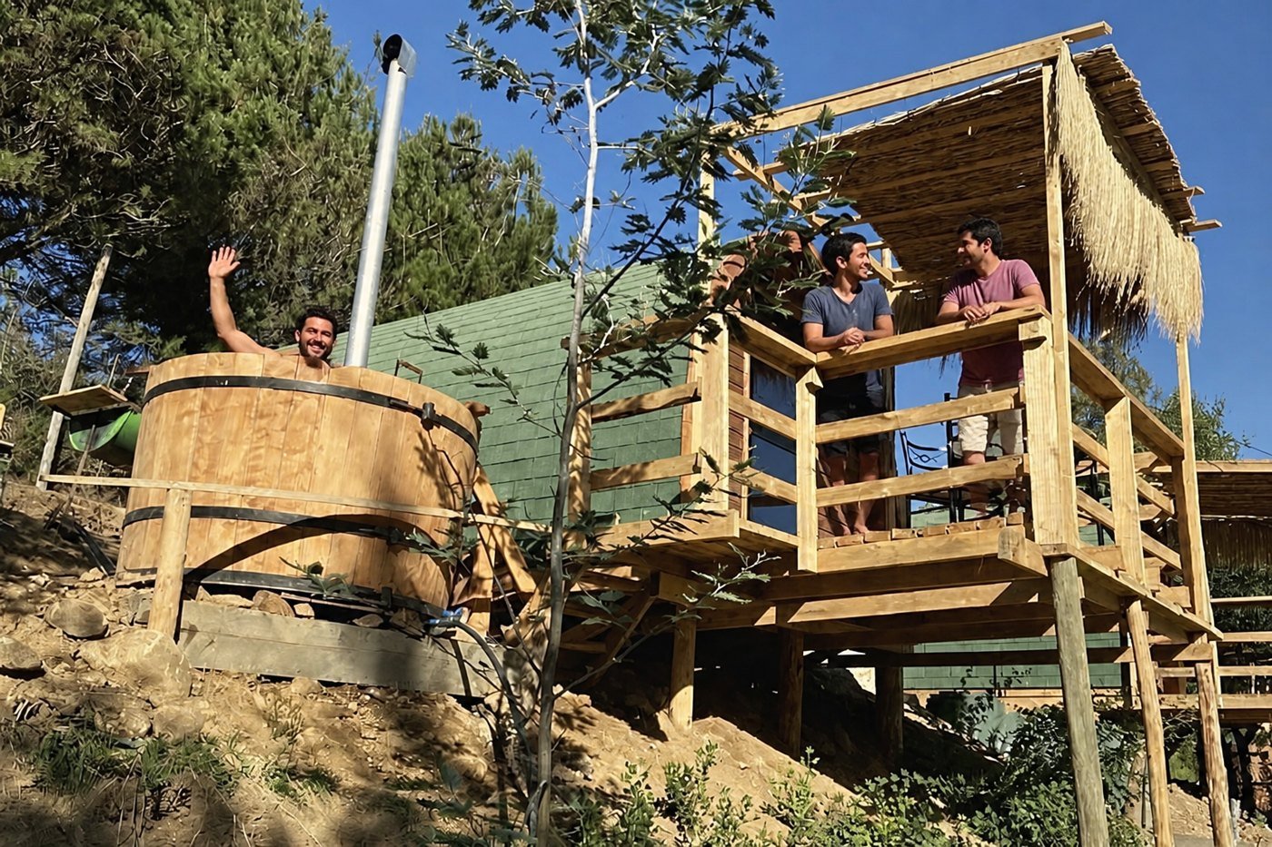 Amigos en la terraza y la tinaja de la cabaña Tynny Ciprés